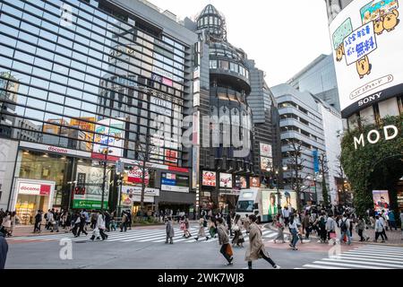 Shibuya City in Tokio, am frühen Abend, Crods auf der Straße neben dem Shibuya Modo Einkaufszentrum mit Neonschildern in der Nähe, Japan, Asien, 2023 Stockfoto