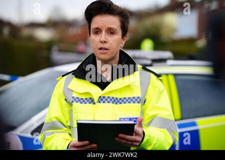 Chief Inspector Vicks Hayward-Melen sprach mit den Medien in der Nähe des Tatorts in Blaise Walk in Sea Mills, Bristol, wo eine Frau wegen Mordes verhaftet wurde, nachdem drei Kinder am Sonntag tot auf einem Grundstück aufgefunden wurden. Bilddatum: Montag, 19. Februar 2024. Stockfoto