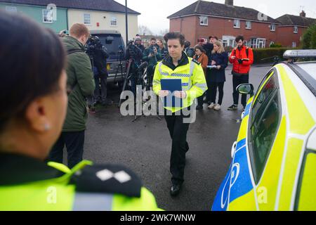 Chefinspektor Vicks Hayward-Melen ging, nachdem er mit den Medien in der Nähe des Tatorts in Blaise Walk in Sea Mills, Bristol gesprochen hatte, wo eine Frau wegen Mordes verhaftet wurde, nachdem drei Kinder am Sonntag tot auf einem Grundstück aufgefunden wurden. Bilddatum: Montag, 19. Februar 2024. Stockfoto