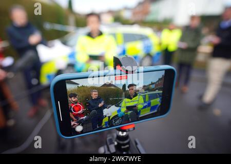 Chief Inspector Vicks Hayward-Melen sprach mit den Medien in der Nähe des Tatorts in Blaise Walk in Sea Mills, Bristol, wo eine Frau wegen Mordes verhaftet wurde, nachdem drei Kinder am Sonntag tot auf einem Grundstück aufgefunden wurden. Bilddatum: Montag, 19. Februar 2024. Stockfoto