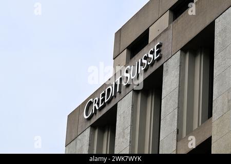 Ein Zeichen der Bank Credit Suisse ist am 18. Februar 2024 auf einem Gebäude in Genf zu sehen Stockfoto