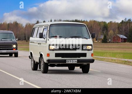 1991 Weißer Volkswagen Typ 2 (T3) Transporter Wohnmobil auf der Straße. Der T3 wurde 1979–1991 in Hannover hergestellt. Salo, Finnland. Mai 2023. Stockfoto