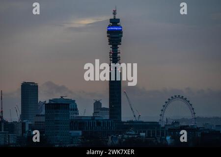 London, Großbritannien. Februar 2024. Guten Morgen London - die Sonne steigt in der Nähe des BT (Post Office) Tower auf (von Primrose Hill aus gesehen) und führt zu einem orangefarbenen Himmel, bevor er in einer niedrigen Wolkendecke verschwindet. Guy Bell/Alamy Live News Stockfoto