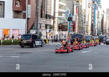 Straßenkart-Fahrt in Gokarts auf den Straßen von Shibuya in Tokio, April 2023, Spaß und Nervenkitzel, Japan, Asien Stockfoto