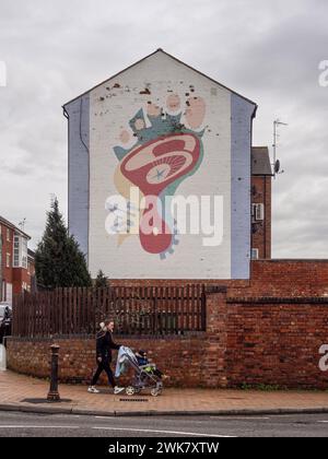 Großes Wandbild der Fußsohle an der Seite einer alten Fabrik in Wellingborough, Northamptonshire, Großbritannien Stockfoto