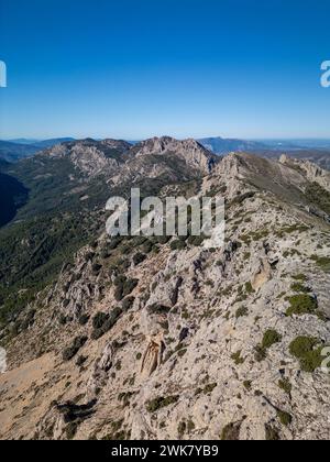 Blick aus der Vogelperspektive auf die wunderschönen Berggipfel der Serrella bei Morgenlicht an der Costa Blanca, Quatretondeta, Alicante, Spanien. - Stock Photo Stockfoto