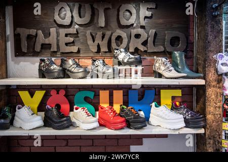 Harajuku Bezirk von Tokio, berühmte trendige Straße Takeshita Dori und Out of the World Schuhschuhladen für Schuhe, Japan, 2023 Stockfoto