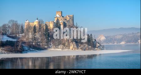 Zwei Schlösser Niedzica und Czorsztyn im Winter, Niedzica, Polen Stockfoto