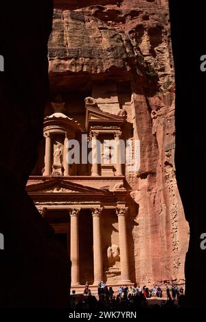 Petra City Al-Khaznov Treasury Temple Nabatean Kingdom Structure, Felsfassaden, Mausoleum King Aretas IV 1. C AD Jordan geschnitzte Sandsteinfelsen Stockfoto