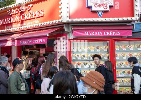 Harajuku Station in Tokio, Marion Crepes Lebensmitteleinzelhändler an der beliebten Takeshita Dori Fashion Street in Harajuku, Japan, Asien, 2023 Stockfoto