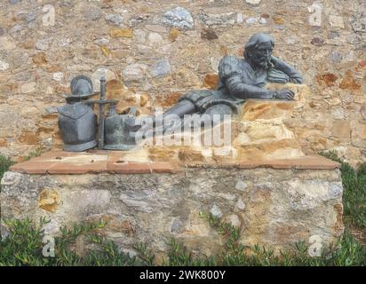 Llerena, Spanien - 26. Juni 2021: Skulptur Pedro Cieza de Leon. Spanischer Eroberer und Chroniker. Unbekannter Künstler, 2018 Stockfoto