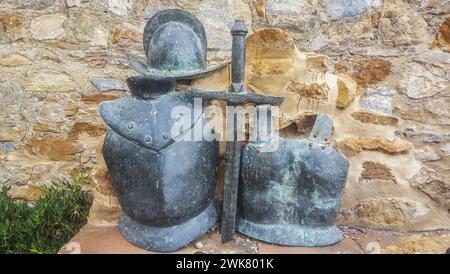 Llerena, Spanien - 26. Juni 2021: Skulptur Pedro Cieza de Leon. Morion, Schwert und Brustschild. Unbekannter Künstler, 2018 Stockfoto