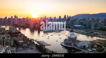 Die urbane Skyline von Vancouver bei Sonnenuntergang mit False Creek im Vordergrund, British Columbia, Kanada Stockfoto