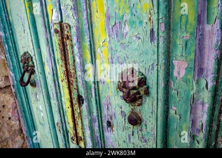 Abblätternde Farbe an einer alten Holztür in Malta Stockfoto