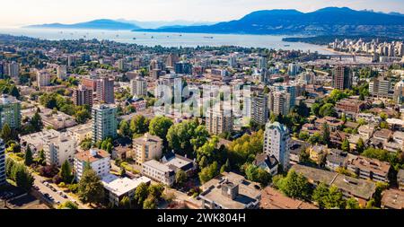 Ein Blick aus der Vogelperspektive von Vancouver, BC, Kanada mit Bergen im Hintergrund Stockfoto