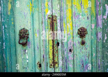 Abblätternde Farbe an einer alten Holztür in Malta Stockfoto