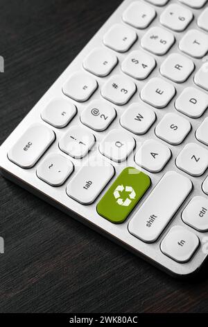 Recycling-Symbol auf grüner Computertastatur, selektiver Fokus Stockfoto