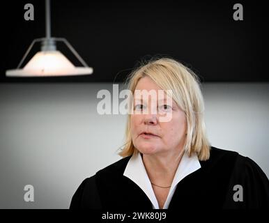 Berlin, Deutschland. Februar 2024. Astrid Zilm, Vorsitzende Richterin, spricht vor Beginn des Prozesses in Saal 3810 des Landgerichts Berlin II. Fredi Bobic, ehemaliger Geschäftsführer von Hertha BSC, ergreift rechtliche Schritte gegen seine Entlassung ohne Vorankündigung durch den Verein. Bobic kam nicht zur Anhörung. Quelle: Soeren Stache/dpa/Alamy Live News Stockfoto