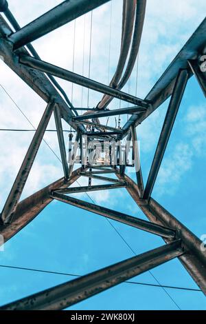 Tiefwinkelansicht der Elektrizitätspylonstruktur als abstrakter Hintergrund Stockfoto