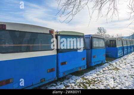 Geparkte, veraltete Busfahrzeuge des öffentlichen Nahverkehrs im Winter, selektiver Fokus Stockfoto