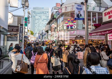 Harajuku-Bezirk in Shibuya, Tokio und der berühmten Einkaufsstraße Takeshita Dori, wo japanische Jugendkultur und trendige Geschäfte existieren, Japan, Asien, 2023 Stockfoto