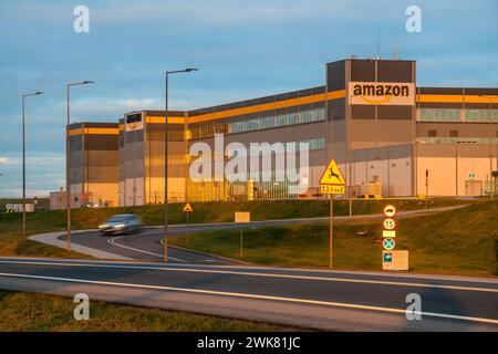 Szczecin, Polen – Februar 2024: Lagerhalle und Straße des Logistikzentrums von Amazon Stockfoto