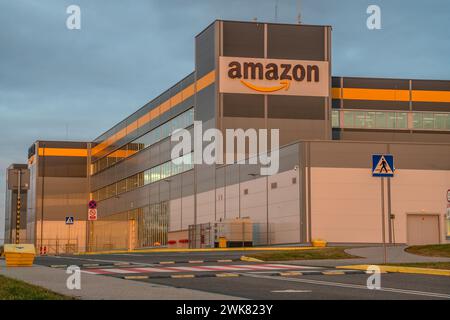 Szczecin, Polen – Februar 2024: Lagerhalle und Straße des Logistikzentrums von Amazon Stockfoto