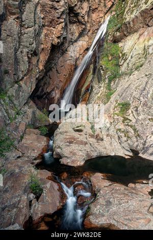 Caldeirão Wasserfall von den Mondego-Wanderwegen in Serra da Estrela in der Nähe der Stadt Guarda in Portugal. Stockfoto