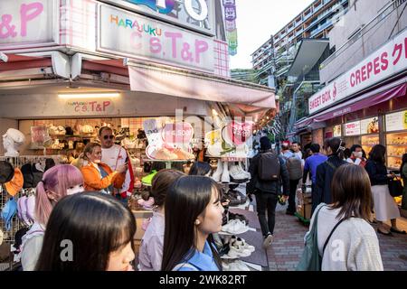 Harajuku-Viertel in Tokio, japanische Mode- und Jugendkultur mit flippigen Geschäften in der Takeshita Dori Street, Japan, Asien, April 2023 Stockfoto