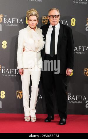 Royal Festival Hall, London, Großbritannien. 18. Februar 2024. Charles Roven fotografierte bei den BAFA Film Awards 2024 Rote Teppich Arrangements. . Foto von Julie Edwards./Alamy Live News Stockfoto