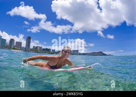 Mädchen-paddeln-Surfbrett Stockfoto