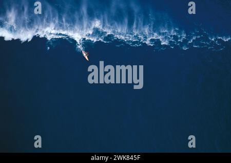 Schleppen von großen Wellen zum Surfen in Hawaii Stockfoto