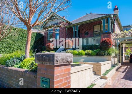 Ein Federation Bungalow-Haus in Gladesville, Sydney, New South Wales, Australien mit kunstvollen Holzarbeiten und einem Schieferdach. Stockfoto