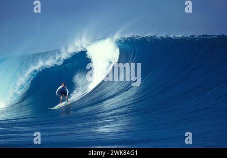 Man surft auf den Mentawai-Inseln, vor der Küste von Sumatra, Indonesien Stockfoto