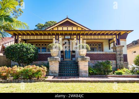 Ein Federation Bungalow-Haus in Gladesville, Sydney, New South Wales, Australien mit kunstvollen Holzarbeiten und einem Schieferdach. Stockfoto