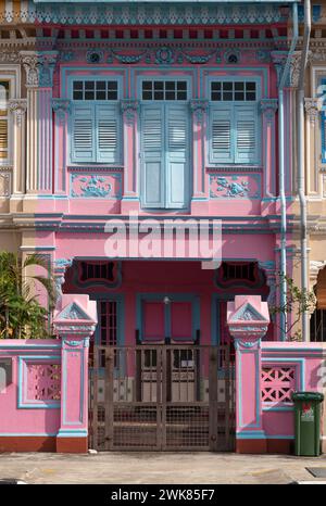 Buntes altes, rosafarbenes Peranakan-Haus, im Viertel Joo Chiat Stockfoto