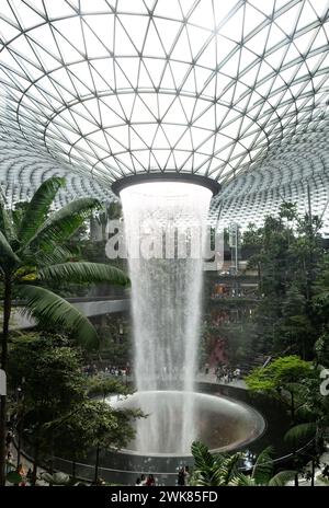 Touristen besuchen den berühmten Wasserfall am Jewel in Changi Airport Stockfoto