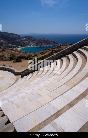 Blick auf das Freilufttheater Odysseas Elytis und den berühmten Strand Mylopotas im Hintergrund in iOS Greece Stockfoto