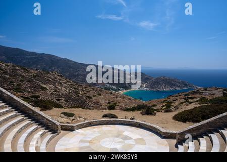 Blick auf das Freilufttheater Odysseas Elytis und den berühmten Strand Mylopotas im Hintergrund in iOS Greece Stockfoto