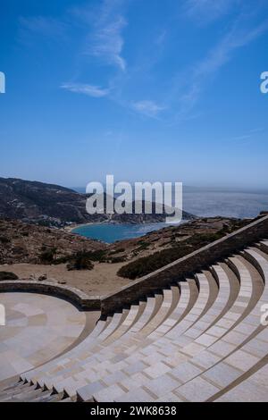 Blick auf das Freilufttheater Odysseas Elytis und den berühmten Strand Mylopotas im Hintergrund in iOS Greece Stockfoto