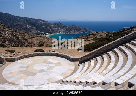 Blick auf das Freilufttheater Odysseas Elytis und den berühmten Strand Mylopotas im Hintergrund in iOS Greece Stockfoto