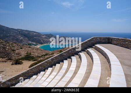 Blick auf das Freilufttheater Odysseas Elytis und den berühmten Strand Mylopotas im Hintergrund in iOS Greece Stockfoto