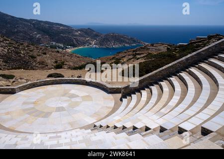 Blick auf das Freilufttheater Odysseas Elytis und den berühmten Strand Mylopotas im Hintergrund in iOS Greece Stockfoto