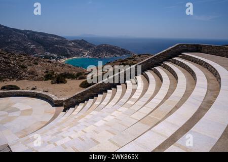 Blick auf das Freilufttheater Odysseas Elytis und den berühmten Strand Mylopotas im Hintergrund in iOS Greece Stockfoto