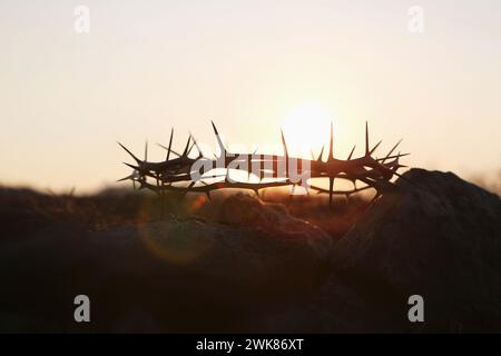 Calvary Hill Golgatha Kreuz von Jesus Christus Dornenkrone symbolisiert Leidenschaft und Leiden Silhouette, mit ostern Hintergrund Stockfoto