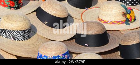 Auswahl an Sonnenhüten auf einem Marktstand in einem tropischen Land Stockfoto