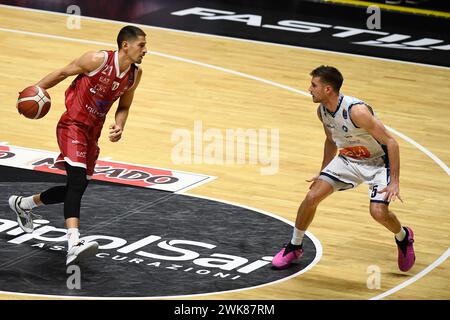 Diego Flaccadori (EA7 Emporio Armani Milan) und Giovanni de Nicolao (Generazione Vincente Napoli Basket) während des Spiels zwischen EA7 Emporio Armani Stockfoto