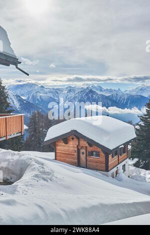 Eine schneebedeckte Hütte in den Bergen. Bettmeralp, Schweiz Stockfoto