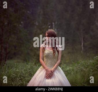 Frau im Perlenkleid steht im Dunkeln Wald Stockfoto