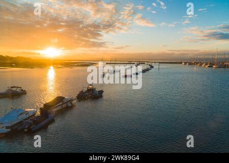 Sonnenaufgang über dem Hafen von Lymington von der Fähre, Hampshire UK. Oktober 2020 Stockfoto